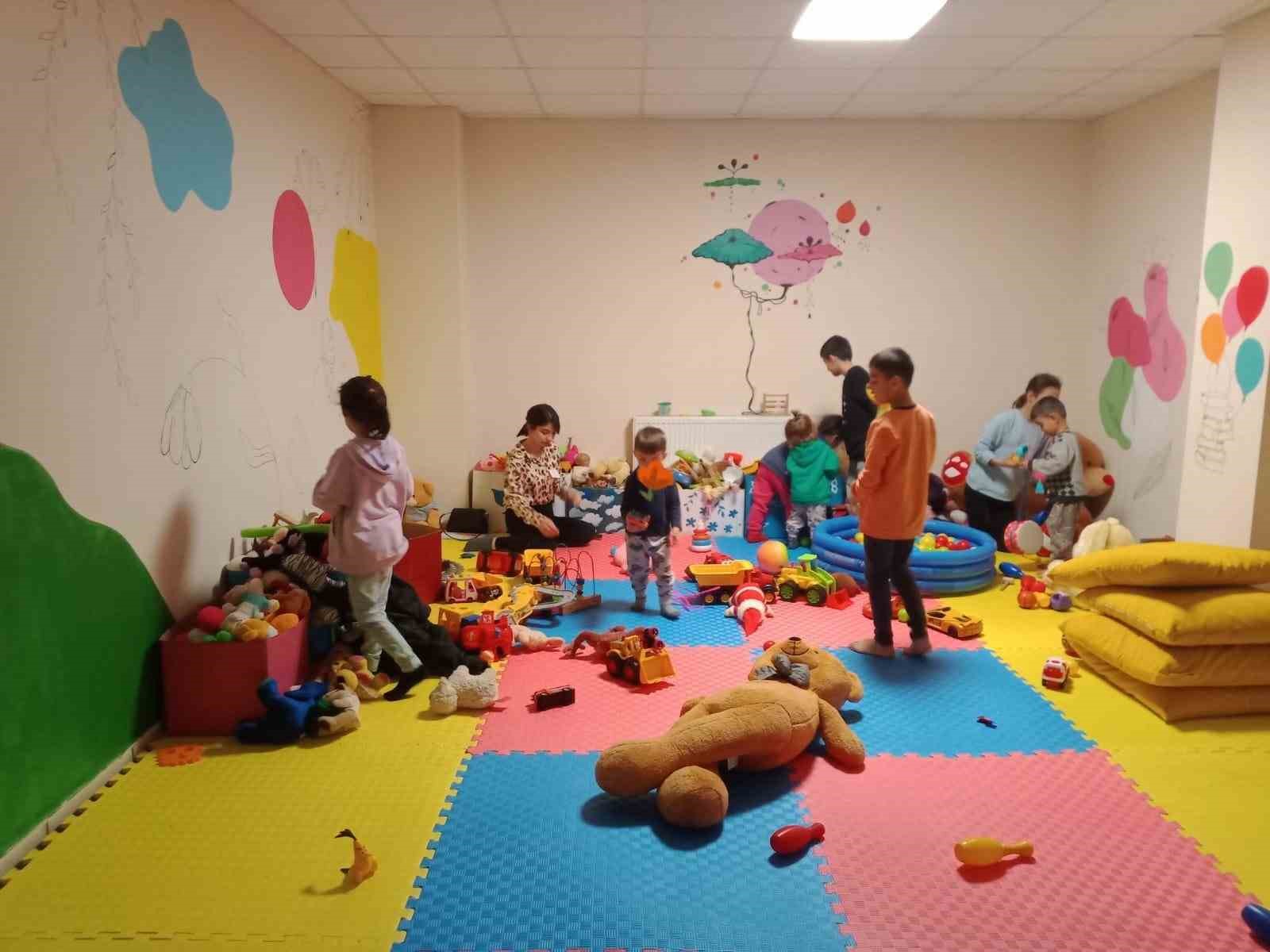 DÜZCE’DE KYK YURDUNA GELEN DEPREMZEDE ÇOCUKLARA EĞLENCELİ ANLAR YAŞATIRKEN, PSİKOLOJİK