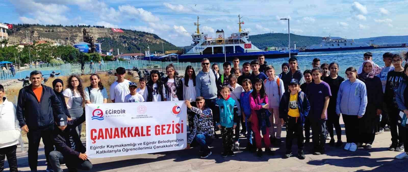 DEPREMZEDE ÖĞRENCİLER ÇANAKKALEYE GİTTİ