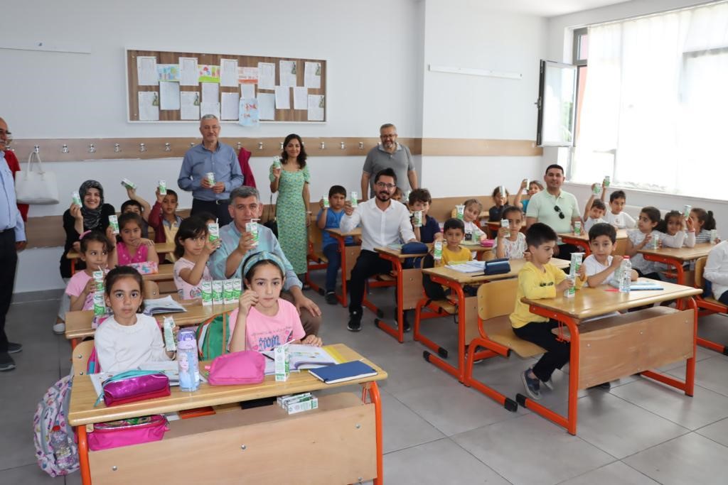 ADIYAMAN’DA OKULLARDA DEPREMZEDE ÖĞRENCİLERE 1 HAZİRAN DÜNYA SÜT GÜNÜ NEDENİYLE