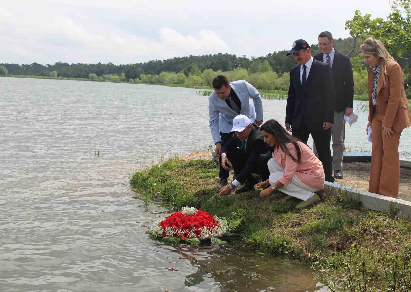 BİLECİK'TE DEPREMDEN ETKİLENEN VATANDAŞLARIN ANISINA PELİTÖZÜ GÖLEDİNE 'SAYGI ÇELENGİ' BIRAKILDI