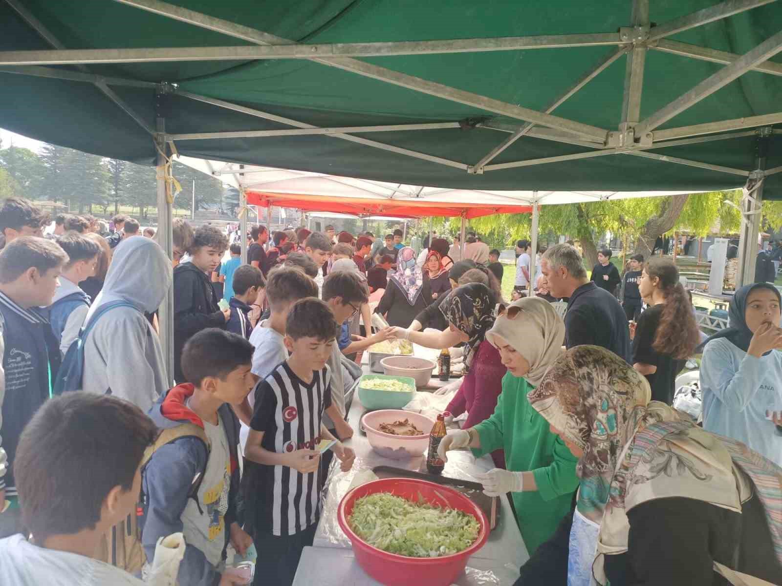 HIZIRBEY İMAM HATİP ORTAOKULU’NDA DEPREMZEDELER İÇİN DÜZENLENEN PANAYIR