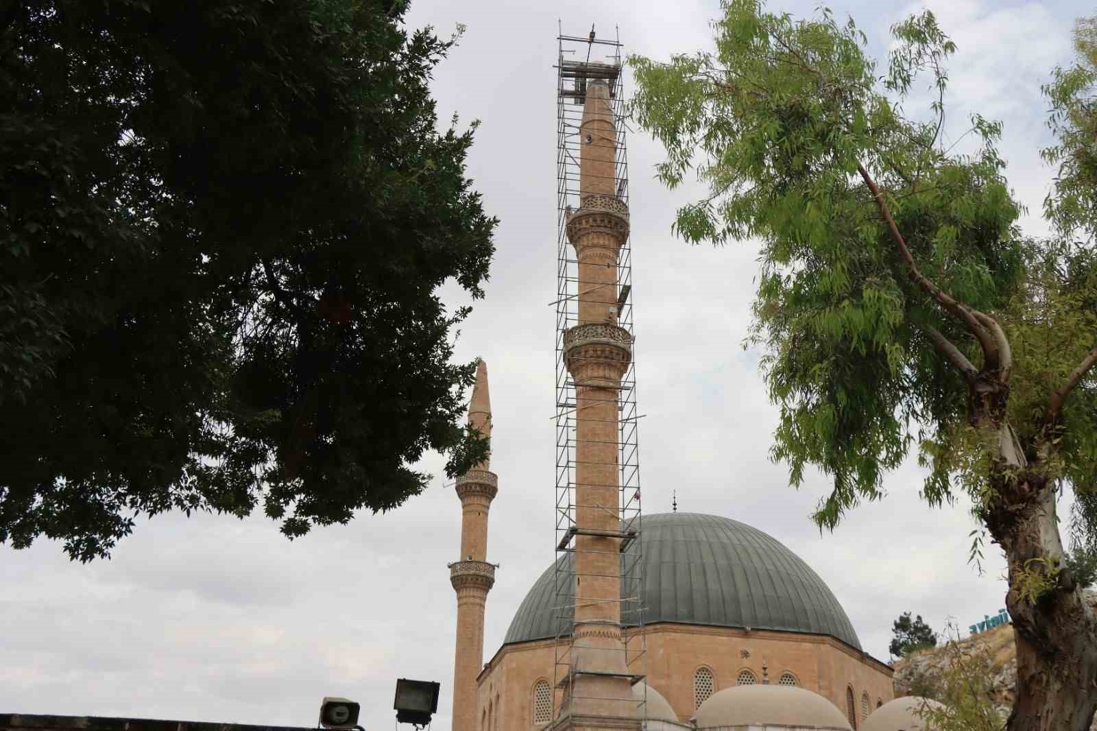 DERGAH CAMİ MİNARESİNDE ONARIM ÇALIŞMASI SÜRÜYOR