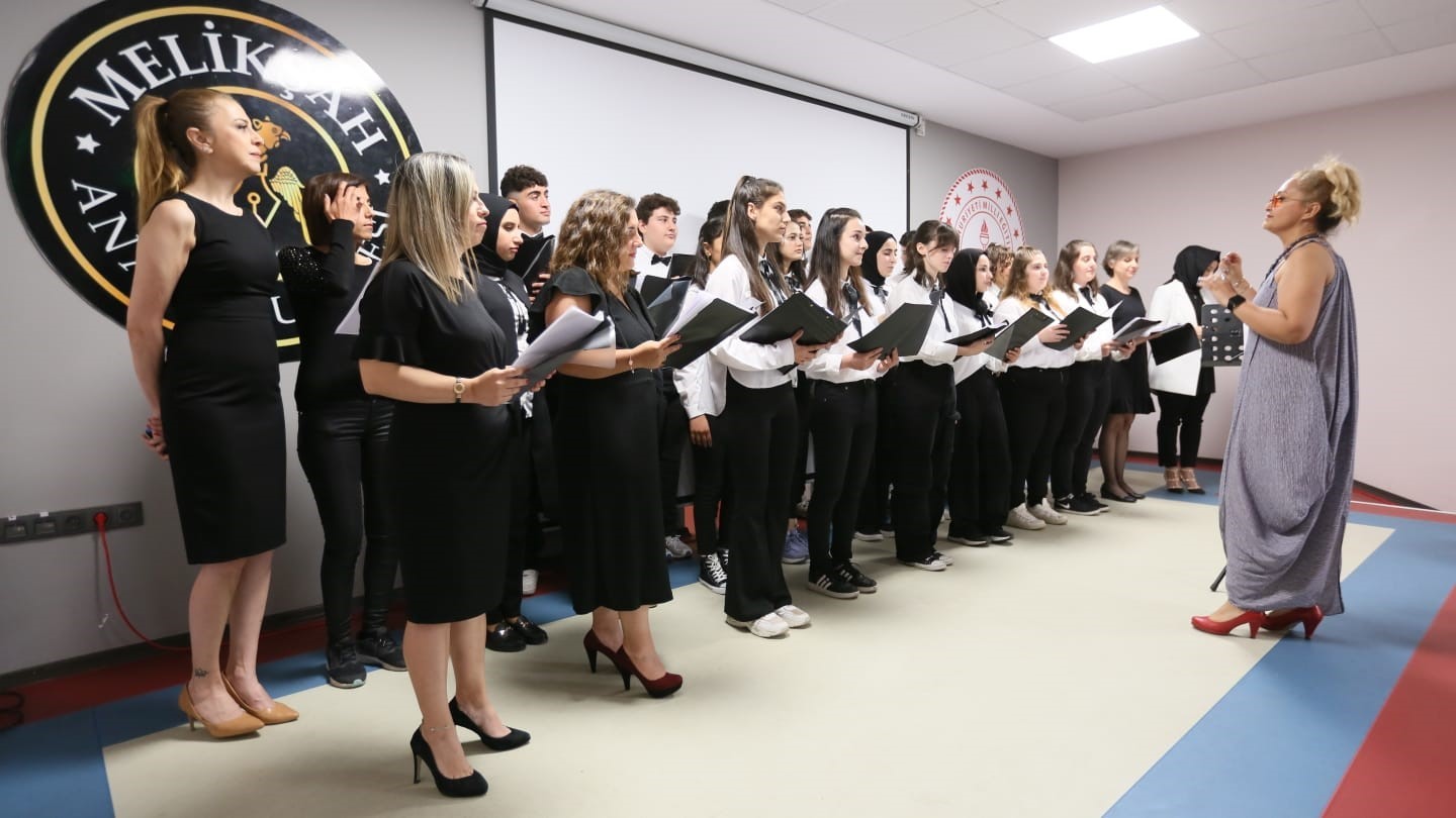 DERİNCE'DE YIL SONU ETKİNLİĞİ DÜZENLEYEN LİSE ÖĞRENCİLERİ, RESİM SERGİSİ VE
