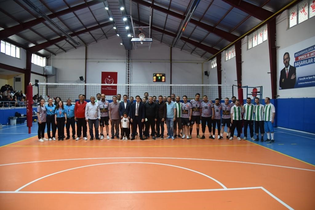 DEVELİ İLÇESİNDE DÜZENLENEN KURUMLAR ARASI VOLEYBOL TURNUVASINA 200’Ü AŞKIN SPOR