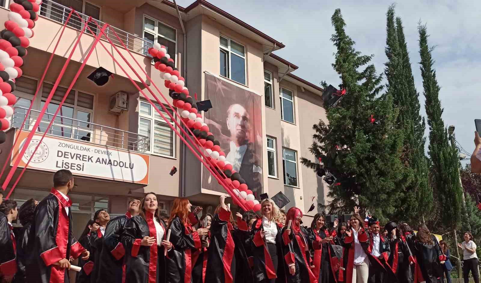 ANADOLU LİSESİ ÖĞRENCİLERİNDEN MEZUNİYET TÖRENİ