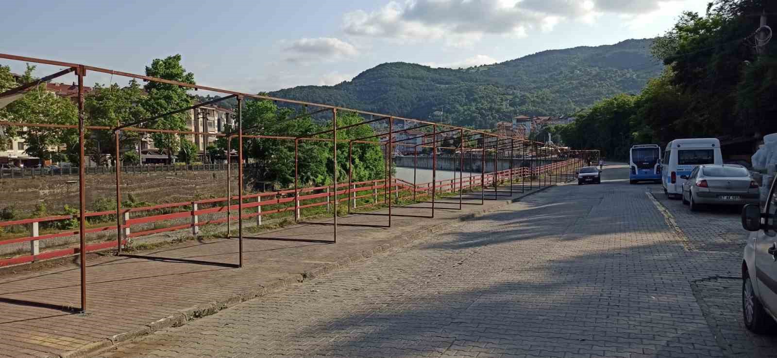 DEVREK'TE ALIŞVERİŞ STANTALARI KURULMAYA BAŞLANDI