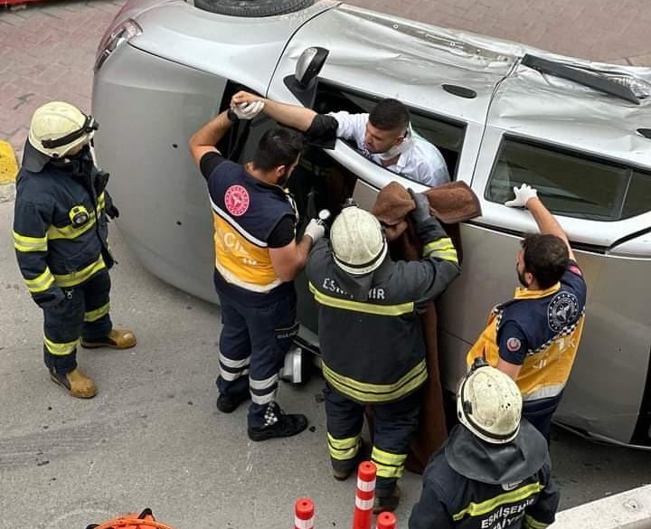 ESKİŞEHİR’DE MEYDANA GELEN TRAFİK KAZASI SONUCU DEVRİLEN OTOMOBİLİN ÖN CAMINDAN