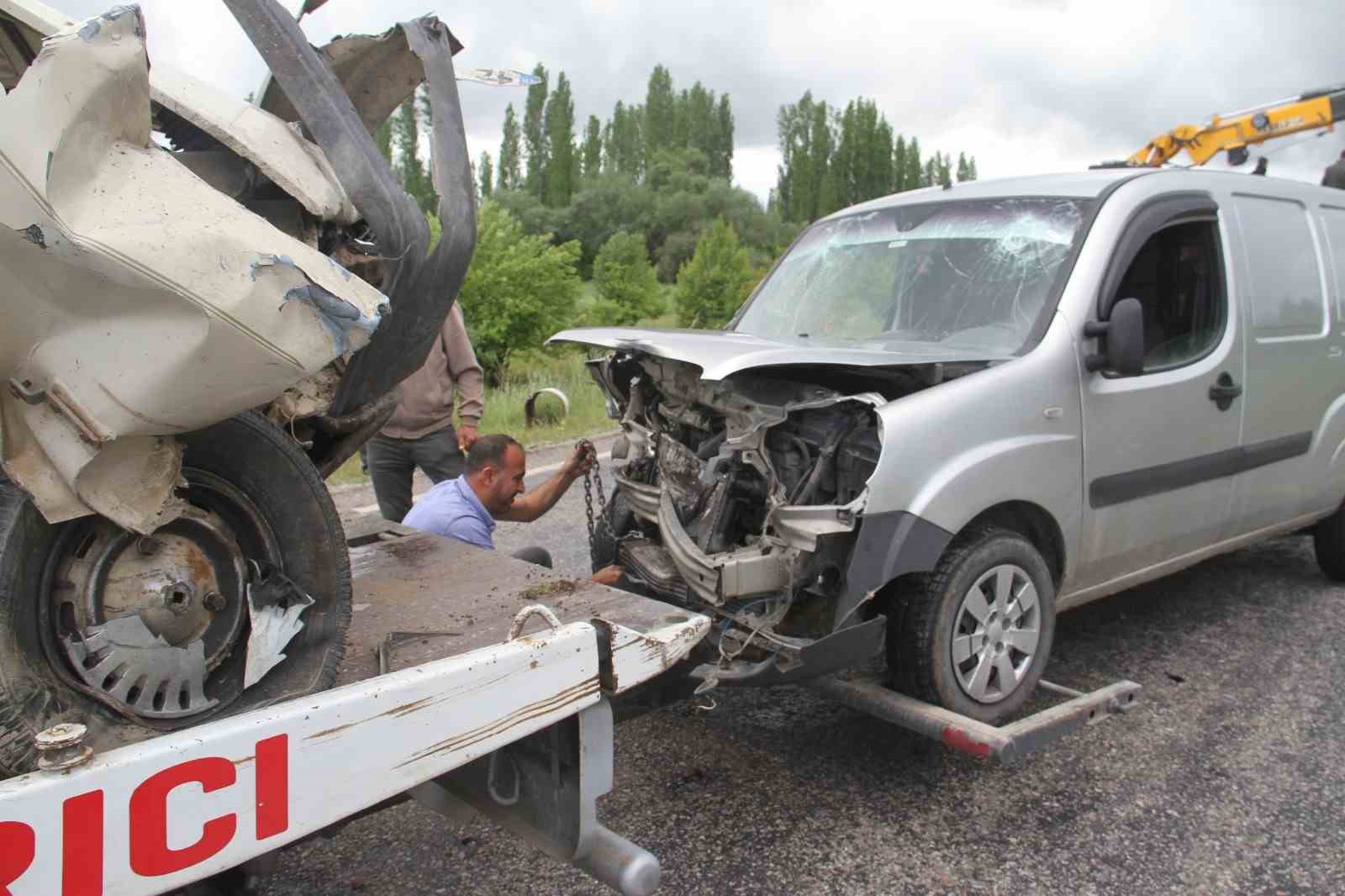KONYA’NIN BEYŞEHİR İLÇESİNDE HAFİF TİCARİ ARAÇLA OTOMOBİLİN ÇARPIŞMASI SONUCU MEYDANA