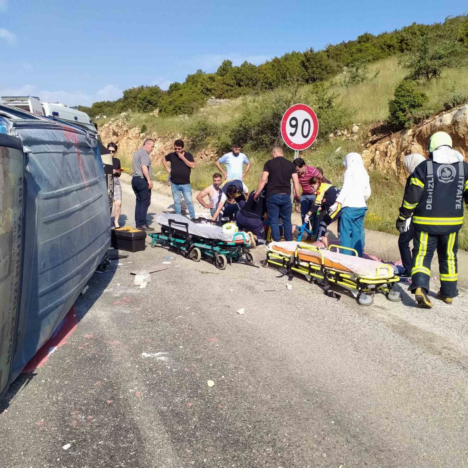 DENİZLİ’DE KONTROLDEN ÇIKAN MİNİBÜSÜN KARŞI ŞERİDE GEÇEREK DEVRİLDİĞİ KAZADA 3
