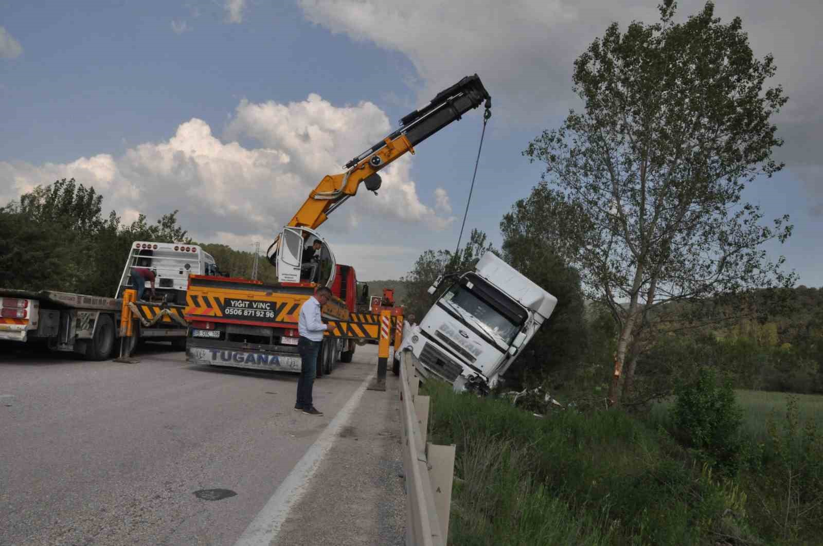 BOLU’NUN MUDURNU İLÇESİNDE KONTROLDEN ÇIKAN TIR ŞARAMPOLE DEVRİLDİ. DEVRİLEN TIRIN
