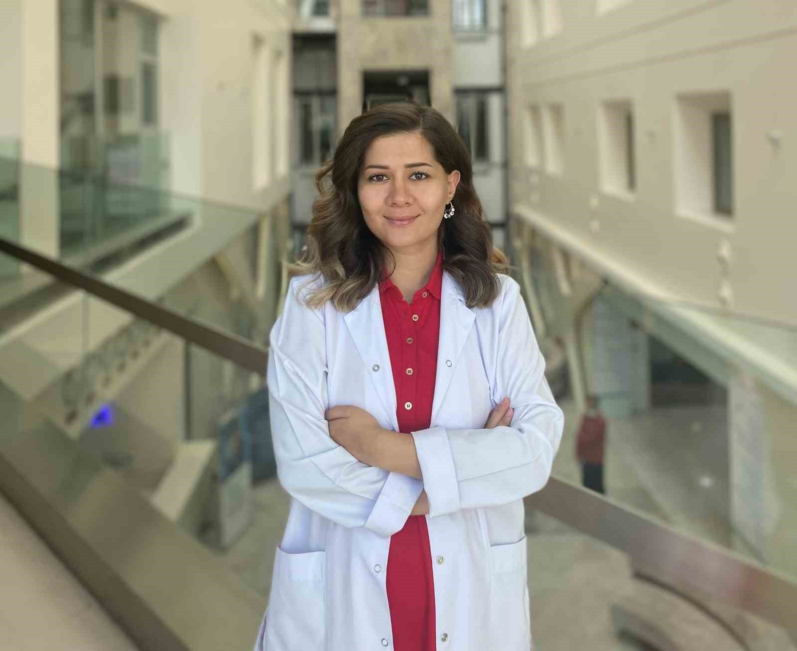 FİZYOTERAPİST - SCHROTH TERAPİSTİ GÜLNİHAL ERTÜRK, DİK DURMADA ZORLUK ÇEKME,