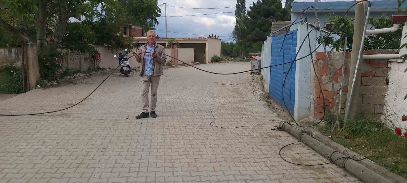 BURSA’NIN İZNİK İÇESİNDE KONTROLDEN ÇIKAN TIR İNTERNET DİREĞİNE ÇARPTI. 