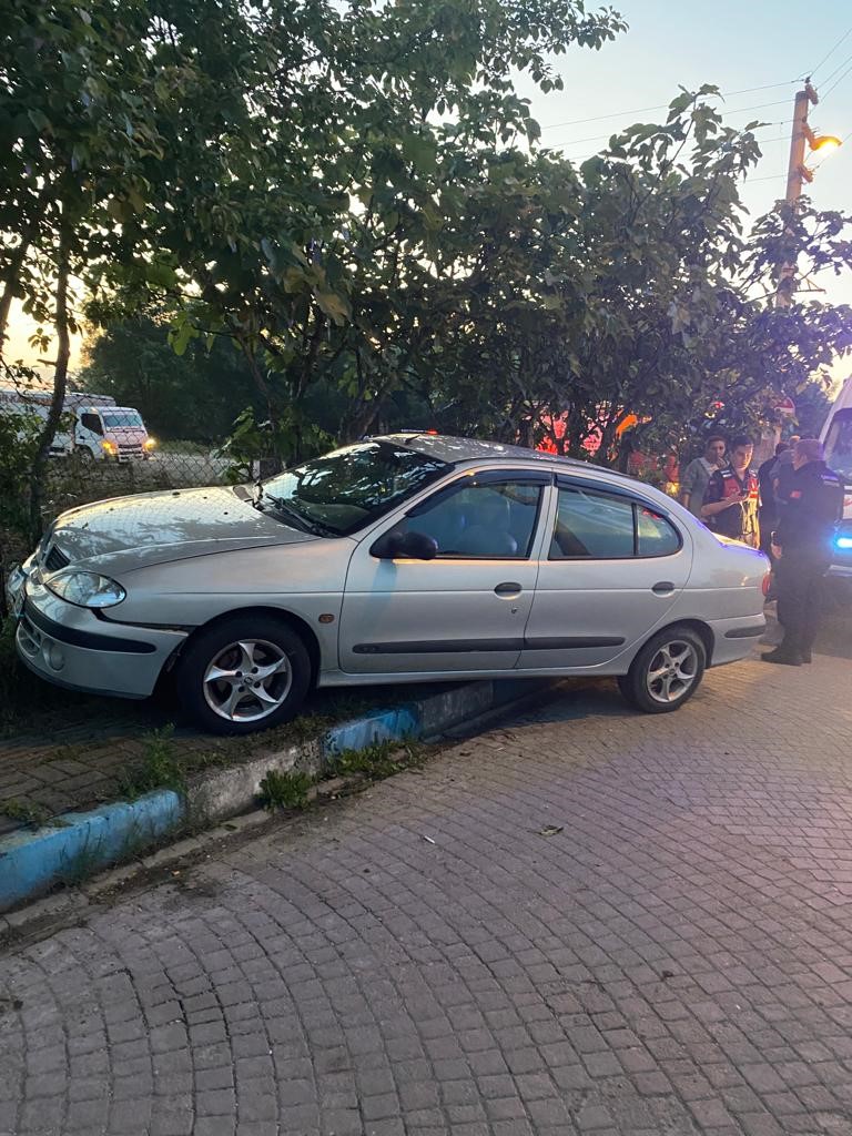 ZONGULDAK’IN ÇAYCUMA İLÇESİNDE DİREKSİYON HAKİMİYETİNİ KAYBEDEN SÜRÜCÜ YOLDAN ÇIKTI 1