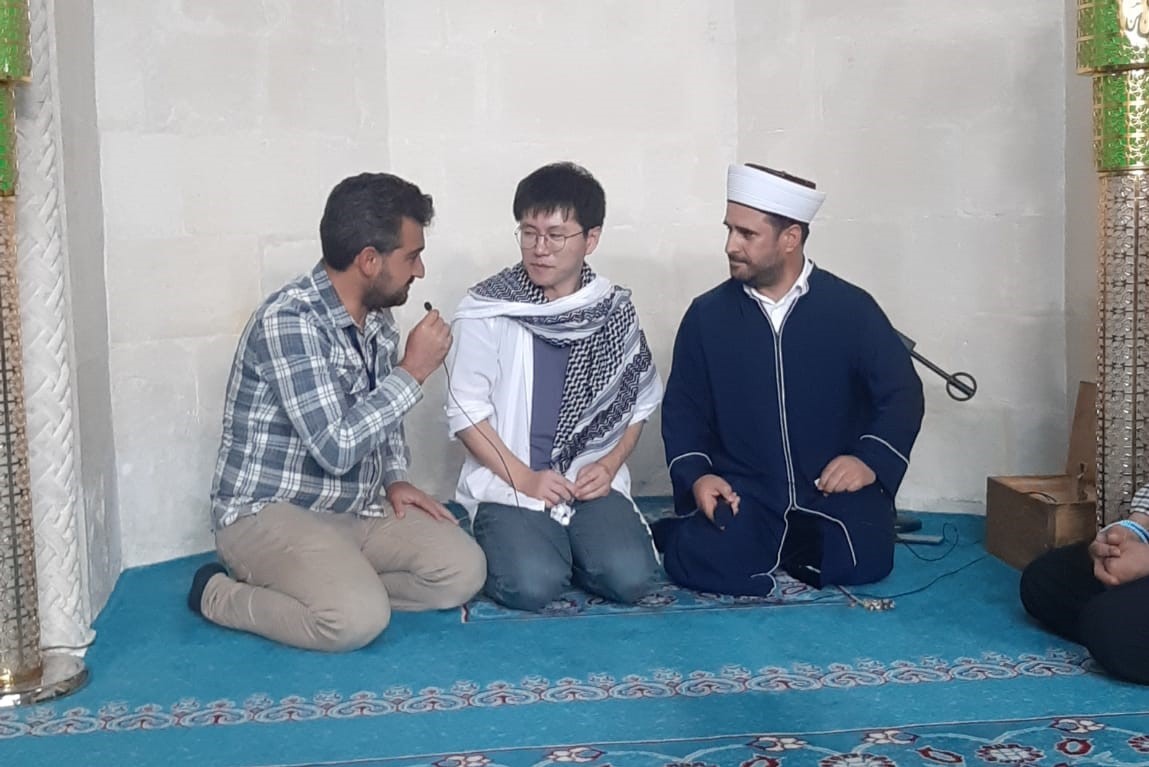 GEZMEK İÇİN GELDİĞİ DİYARBAKIR’DA ULU CAMİ’DEKİ CAMİ CEMAATİNİN SICAKKANLILIĞINDAN ETKİLENEN