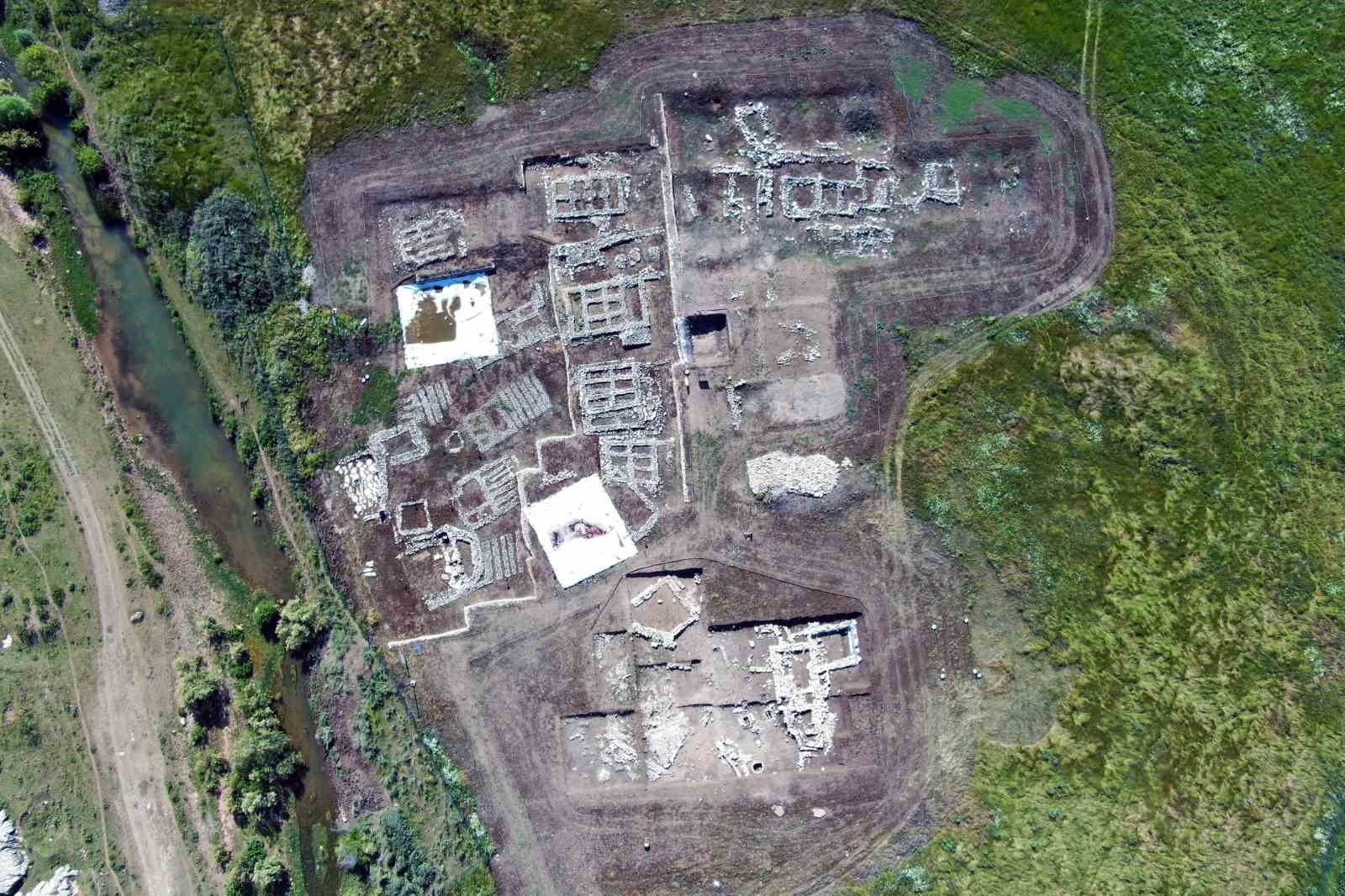 DİYARBAKIR'DA İNSANLIK TARİHİNE IŞIK TUTAN ÇAYÖNÜ HÖYÜĞÜ VE HİLAR MAĞARALARI,