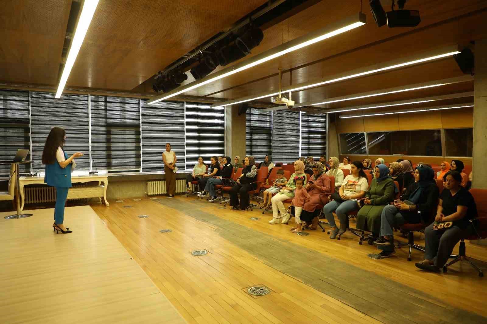 DİYARBAKIR'DA YENİŞEHİR BELEDİYESİ KADIN VE AİLE HİZMETLERİ MÜDÜRLÜĞÜ TARAFINDAN EBEVEYNLERE