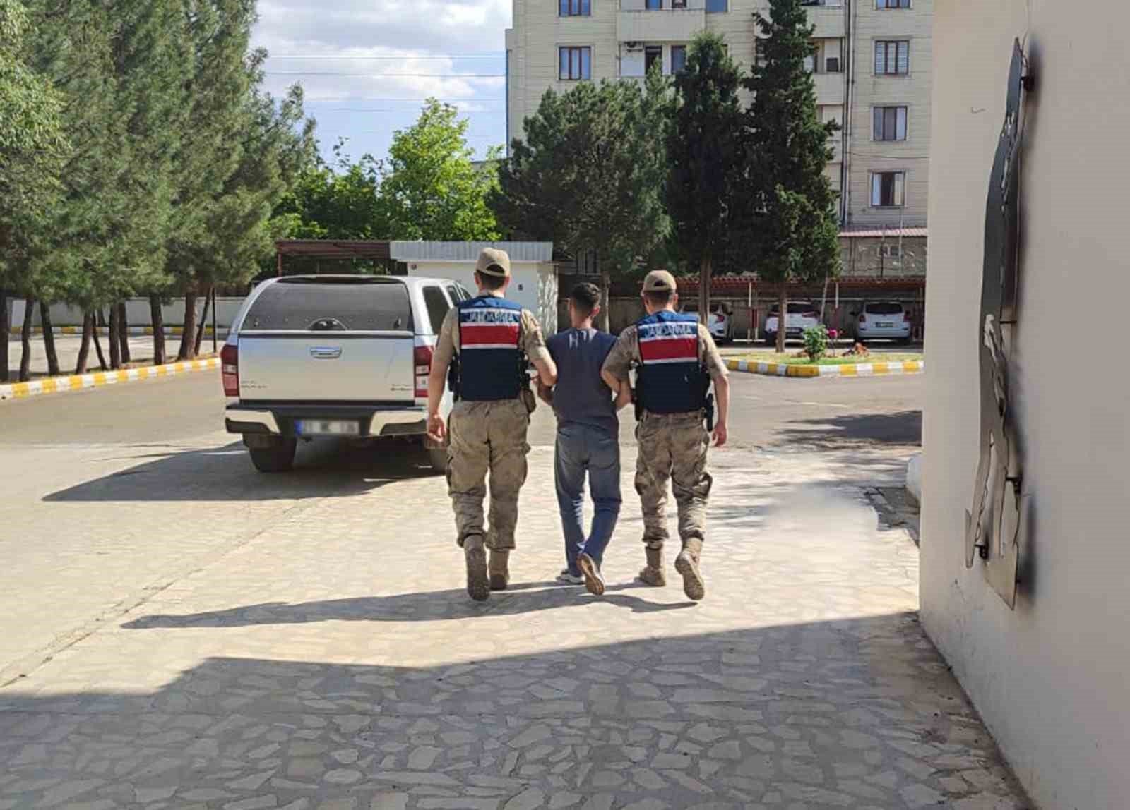 DİYARBAKIR’DA KESİNLEŞMİŞ HAPİS CEZASI BULUNAN FİRARİ HÜKÜMLÜ JANDARMA EKİPLERİNİN OPERASYONUYLA