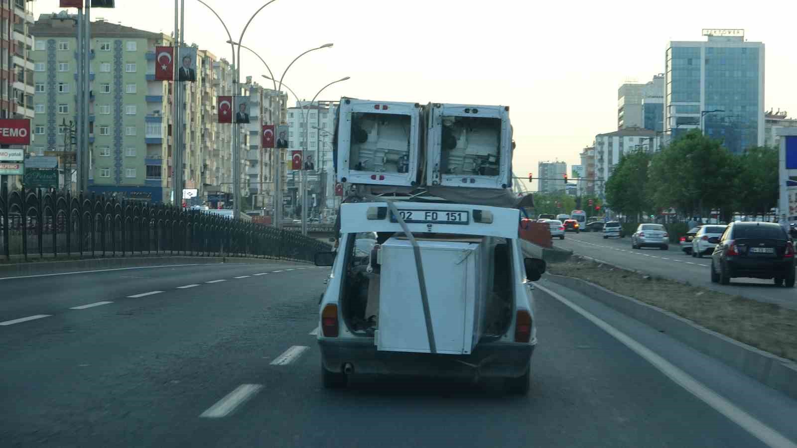 DİYARBAKIR’DA BİR VATANDAŞ, OTOMOBİLİNİ NAKLİYE ARACI GİBİ KULLANDI. SÜRÜCÜ, BAGAJA