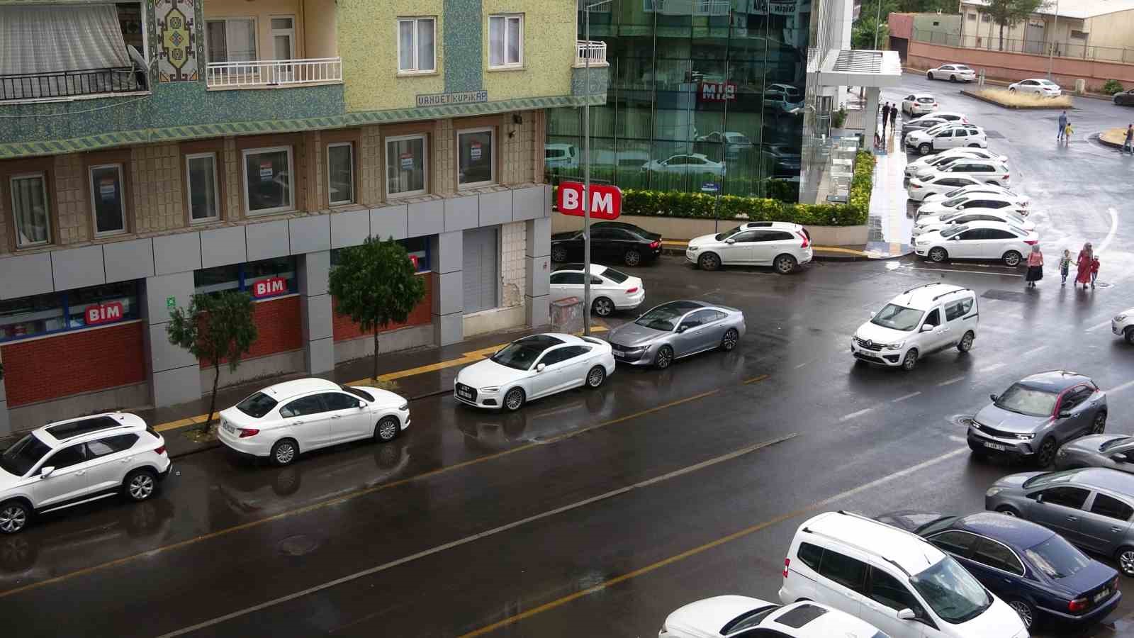 DİYARBAKIR’DA YAZ AYLARINI GELMESİYLE BİRLİKTE HAVALAR ISINMAYA BAŞLARKEN, KENTTE KISA