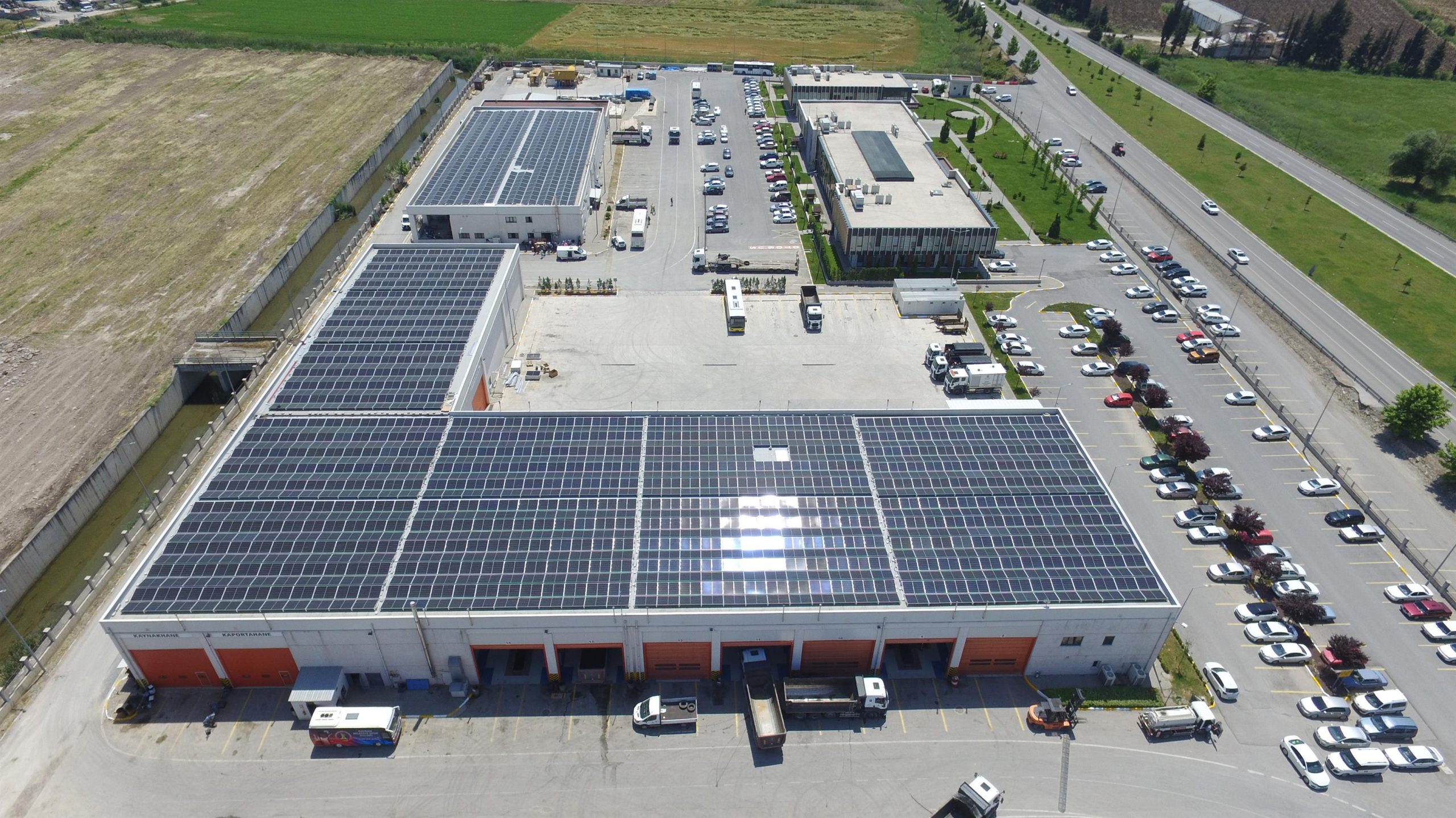 Büyükşehir güneş enerji santralini devreye aldı Balıkesir Büyükşehir Belediyesi, Çayırhisar Yerleşkesi’ndeki ek hizmet binalarının çatısına kurduğu