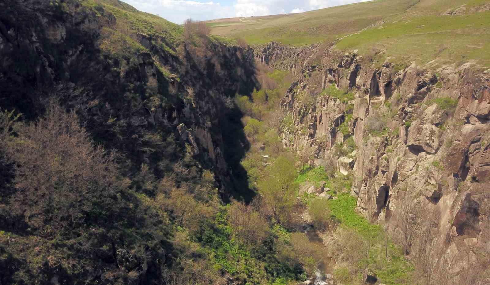 BİTLİS’İN AHLAT İLÇESİNDE BULUNAN VE İÇİNDE MAĞARA YERLEŞİMLERİNİN BULUNDUĞU ULUDERE