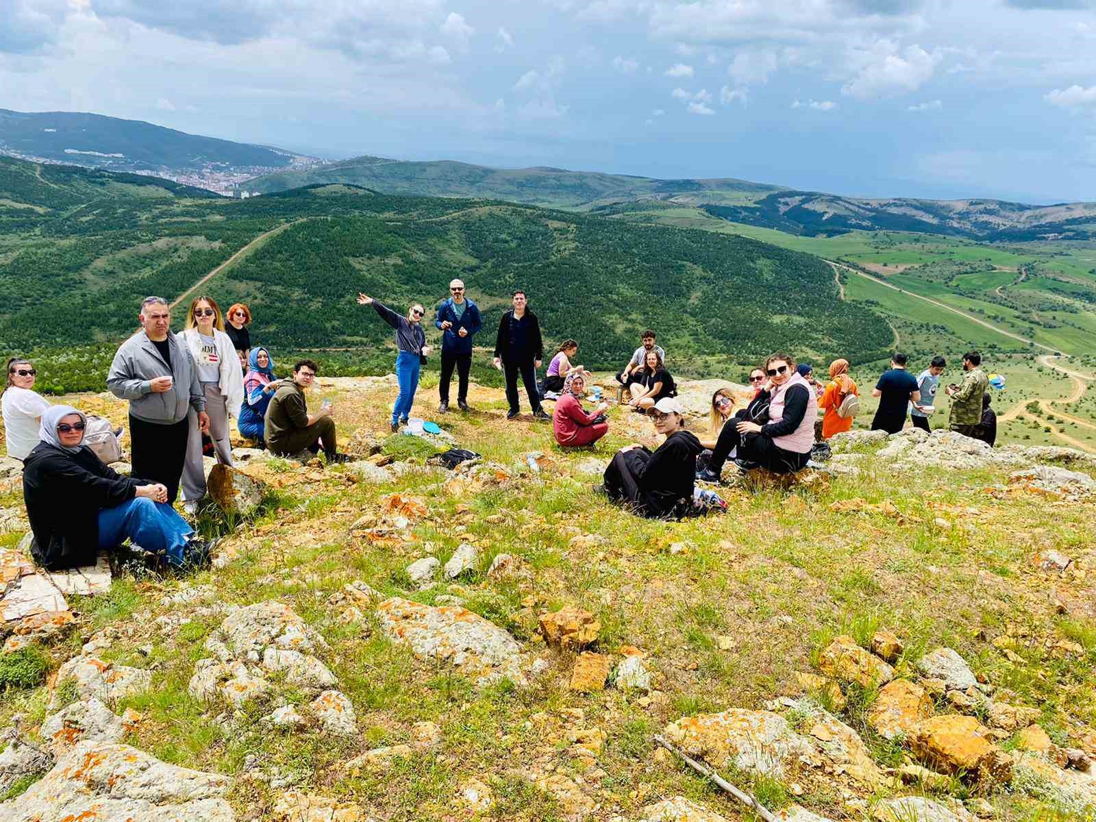 YOZGAT’TA PSİKOTERAPİST LEVENT TANMAN ÖNCÜLÜĞÜNDE YAKLAŞIK 30 GÖNÜLLÜNÜN KATILIMIYLA ZİHİN
