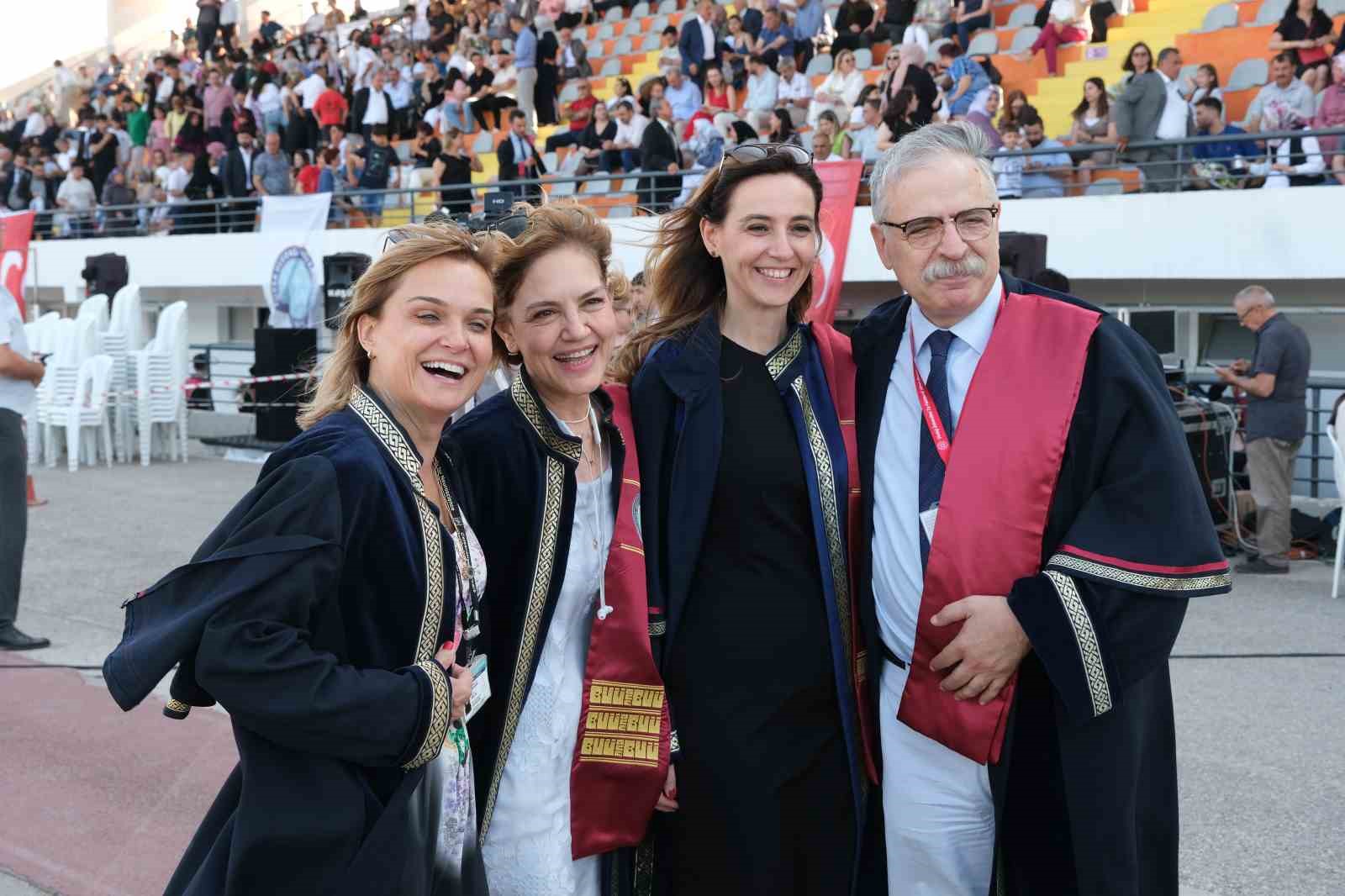 BURSA ULUDAĞ ÜNİVERSİTESİ TIP FAKÜLTESİ 48. DÖNEM ÖĞRENCİLERİ İÇİN MEZUNİYET