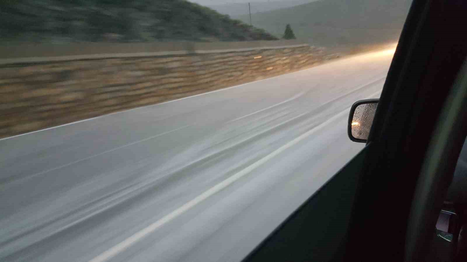DOLU YAĞIŞI YOLU BEYAZA BÜRÜNDÜRDÜ