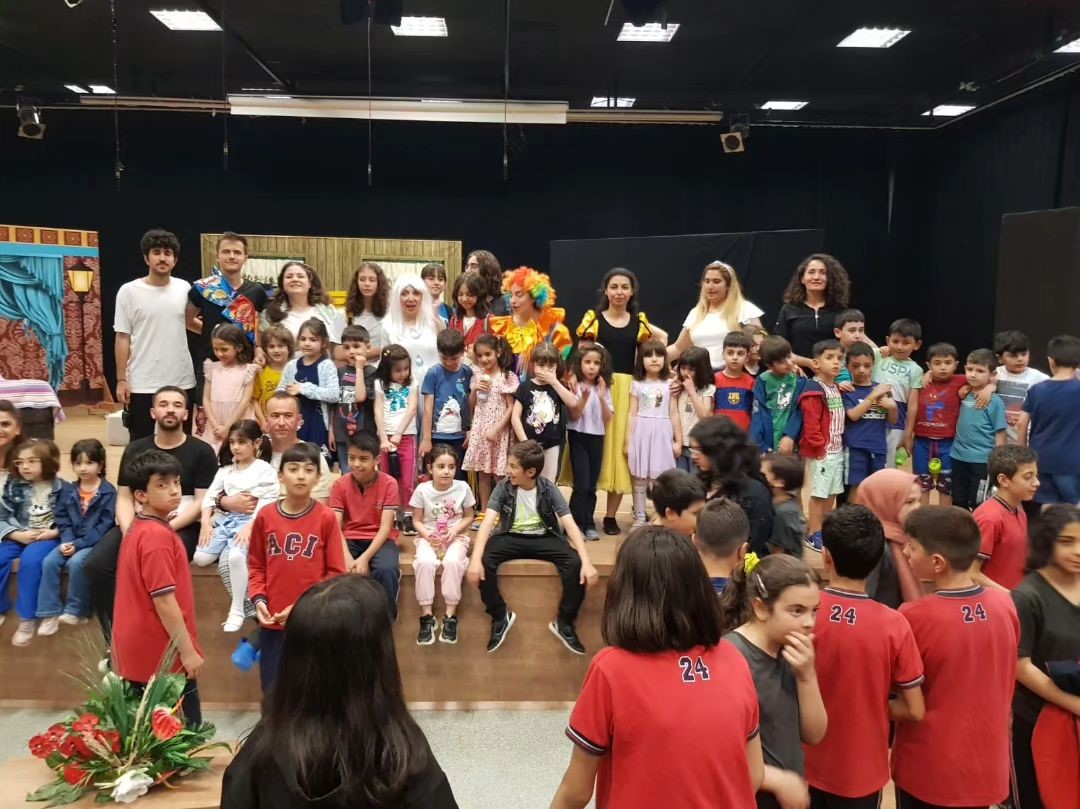 “DÖNÜŞÜM MUHTEŞEM OLACAK" TİYATRO OYUNU SAHNELENDİ