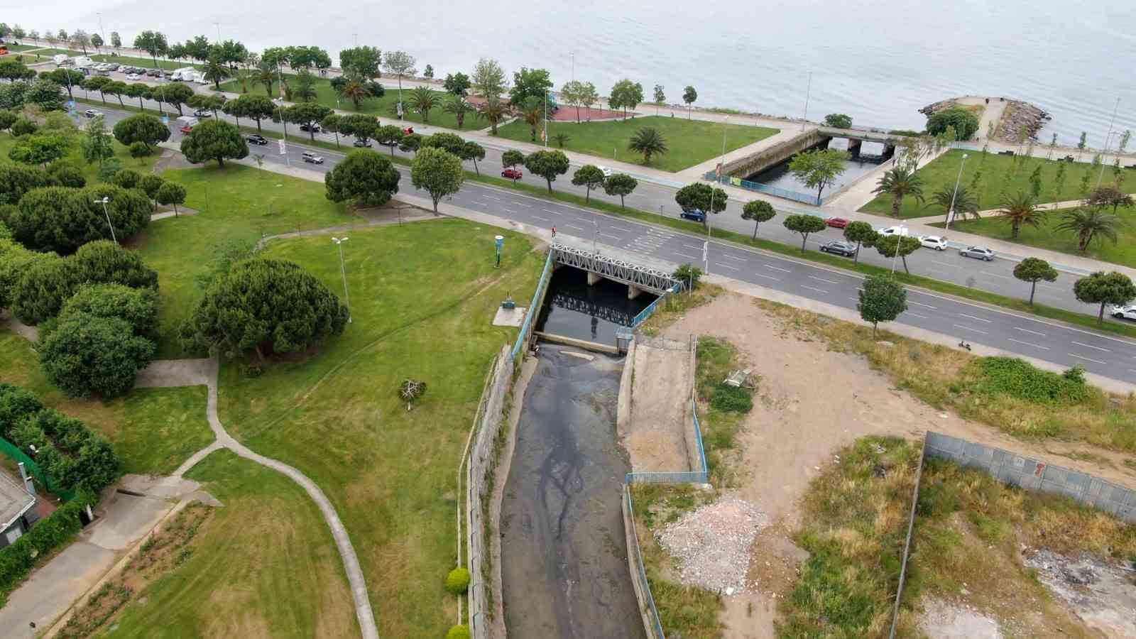 MALTEPE DRAGOS SAHİLİNDE SUYU KİRLENEN DERE, HALİÇ’TEKİ KİRLİLİĞİ HATIRLATTI