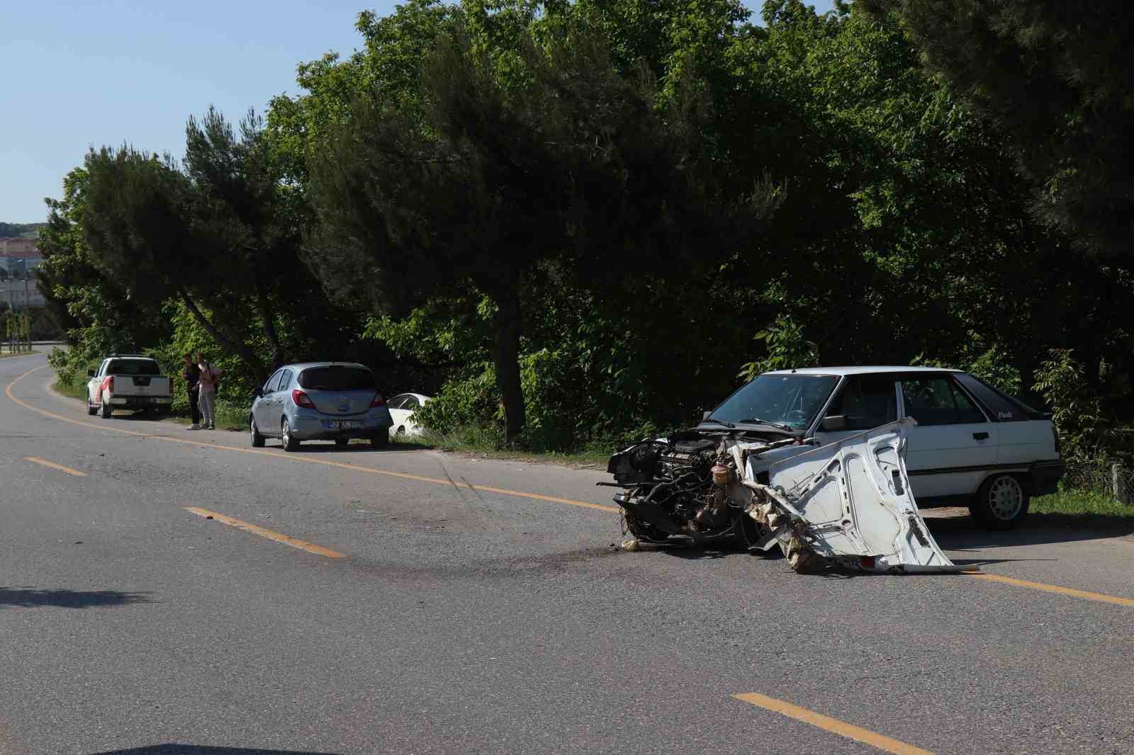 SAKARYA’NIN ADAPAZARI İLÇESİNDE DUBLE YOLDA KONTROLDEN ÇIKAN OTOMOBİL, KARŞI YÖNE