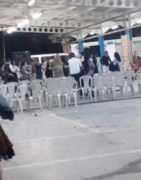 DENİZLİ’DE GECE SAATLERİNDE BİR DÜĞÜNDE ÇIKAN TARTIŞMANIN ARDINDAN TEKME VE