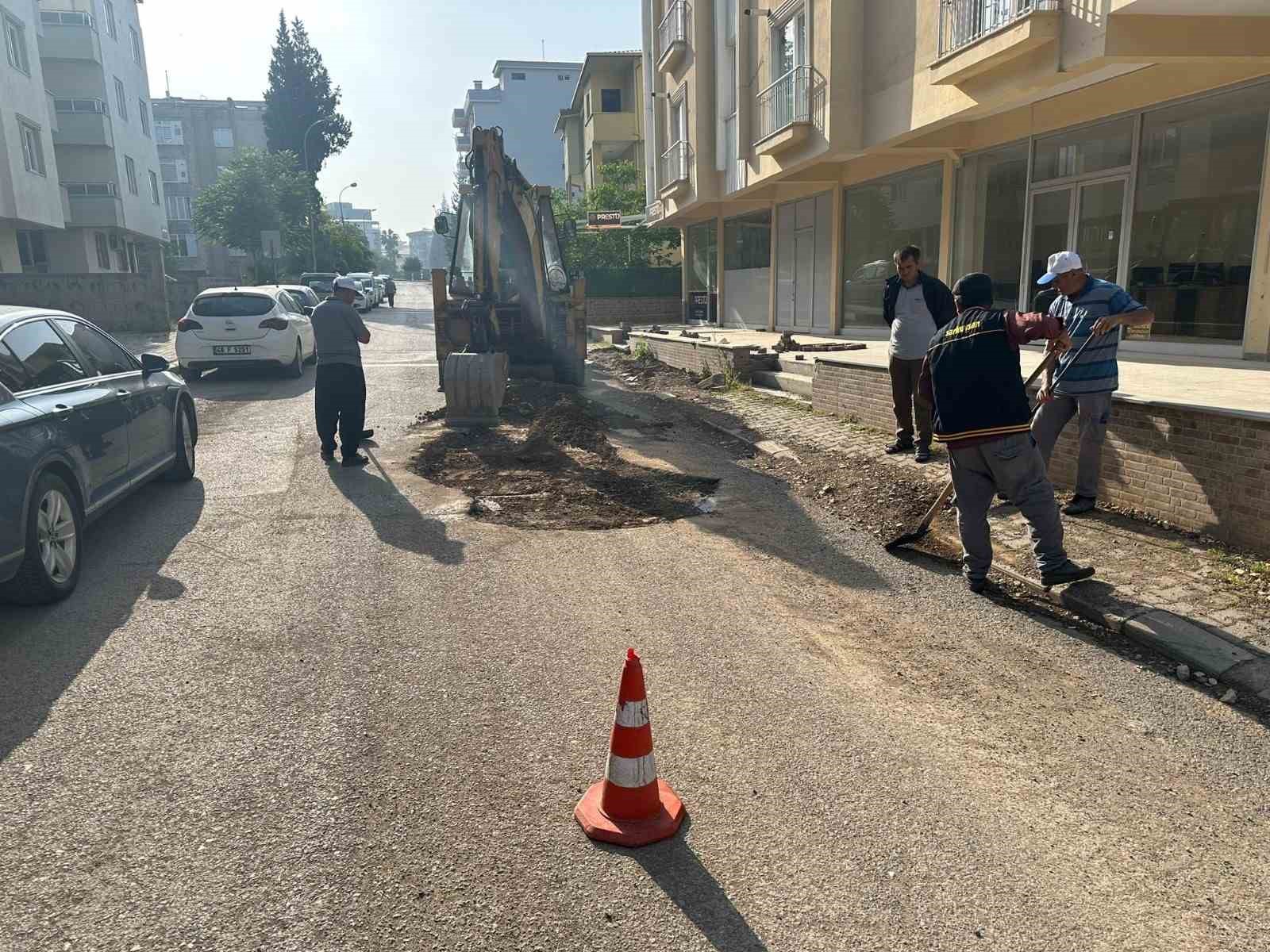 DULKADİROĞLU BELEDİYESİ FEN İŞLERİ MÜDÜRLÜĞÜ EKİPLERİ, EGEMENLİK MAHALLESİNDE BOZULAN YOLLARIN