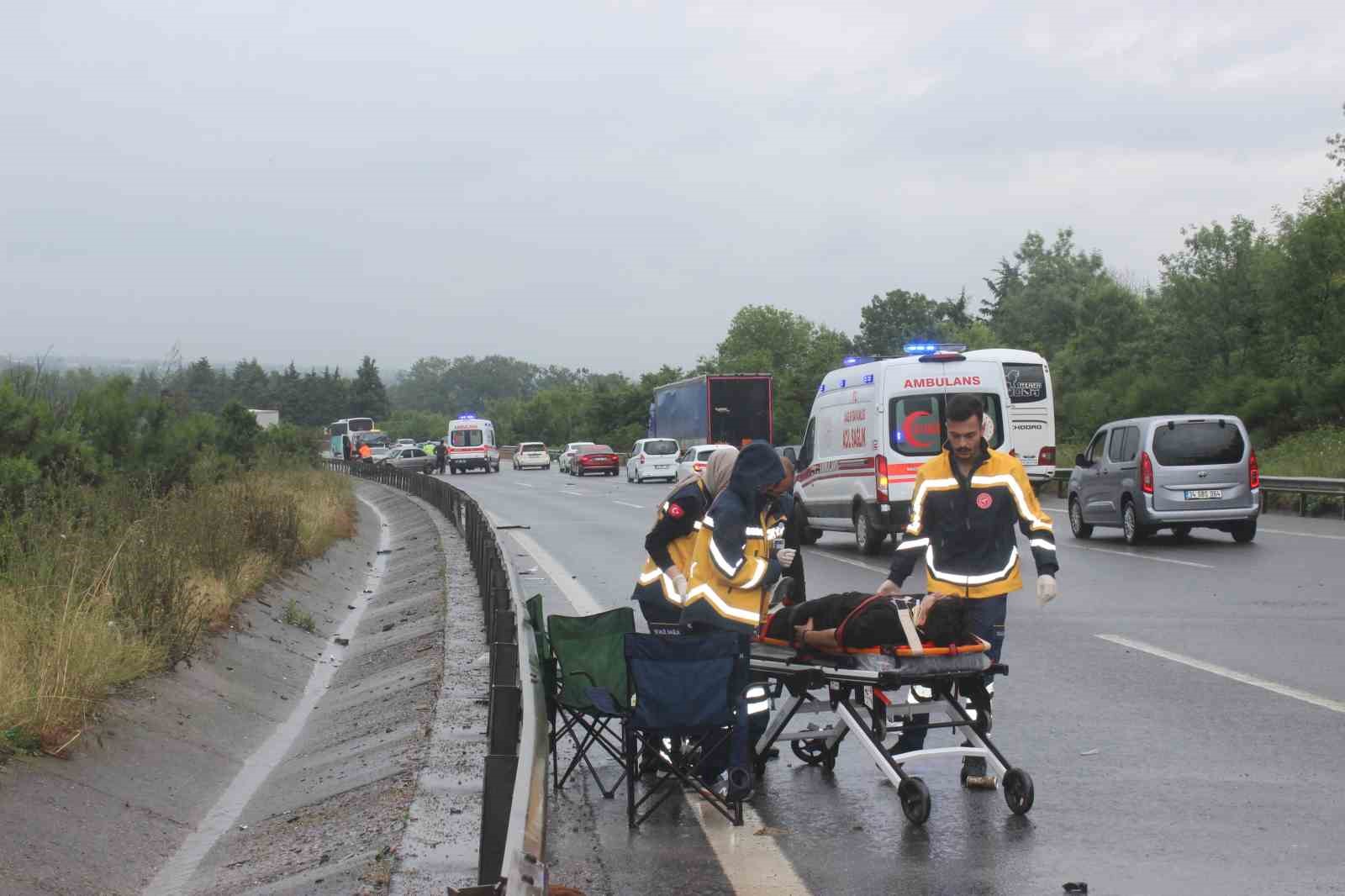 DÜZCE TEM OTOYOLU’NDA YAĞMUR SEBEBİYLE KAYGANLAŞAN YOLDA OTOBÜS, TIR VE