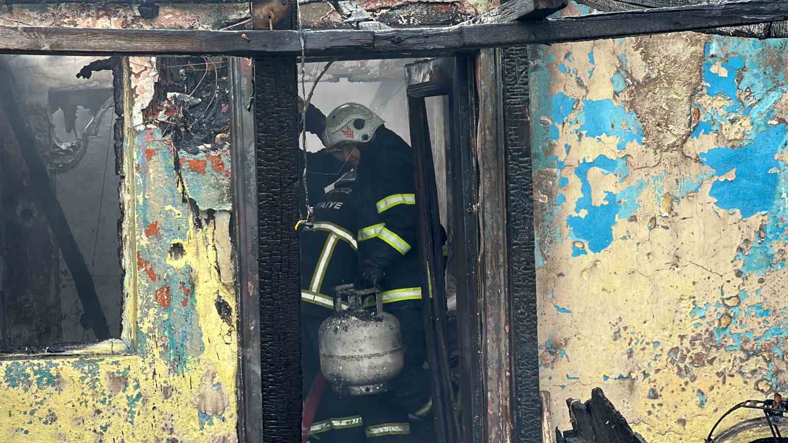 DÜZCE’DE TEK KATLI BİR EVDE ELEKTRİK KONTAĞINDAN ÇIKAN YANGIN, 7