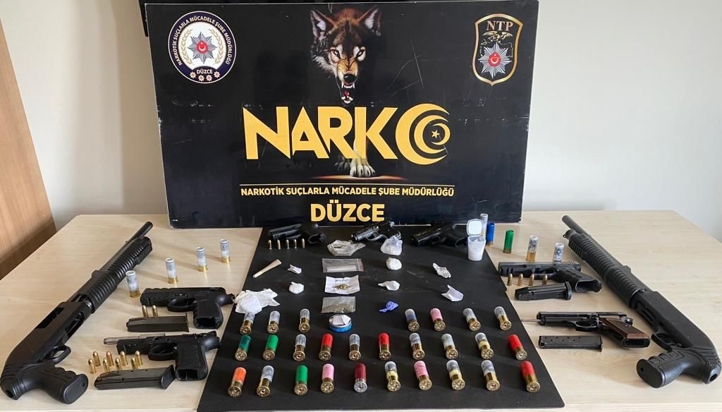 DÜZCE İL EMNİYET MÜDÜRLÜĞÜNE BAĞLI EKİPLER KENT MERKEZİNDE UYUŞTURUCU MADDE