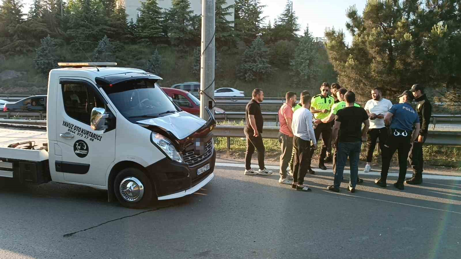 KOCAELİ'NİN GEBZE İLÇESİNDE E-5 ÜZERİNDE KARŞIDAN KARŞIYA GEÇMEYE ÇALIŞAN YAYAYA