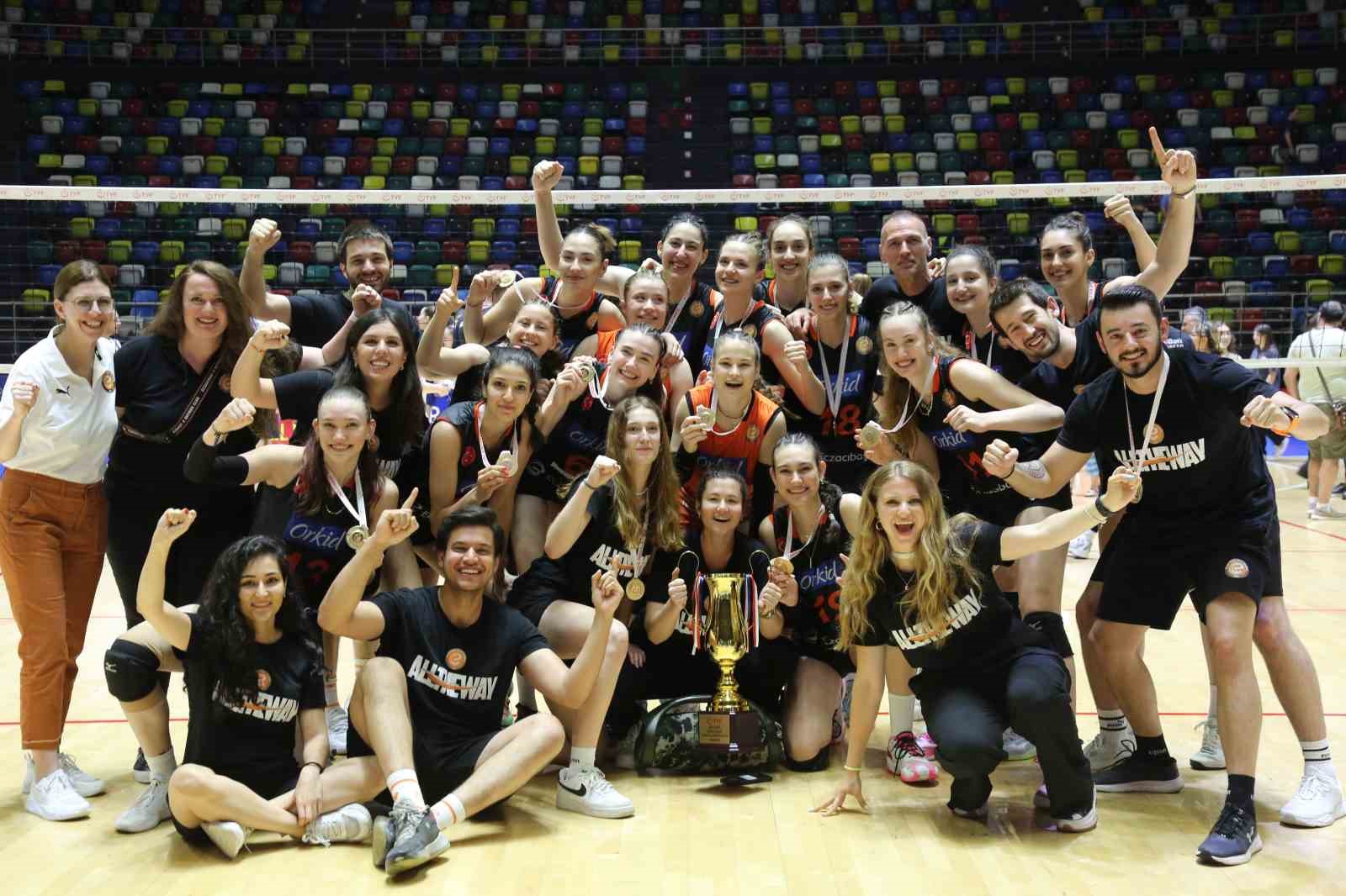 GENÇ KIZLAR TÜRKİYE ŞAMPİYONASI'NDA ECZACIBAŞI, FENERBAHÇE’Yİ 25-14, 25-17 VE 25-16’LIK