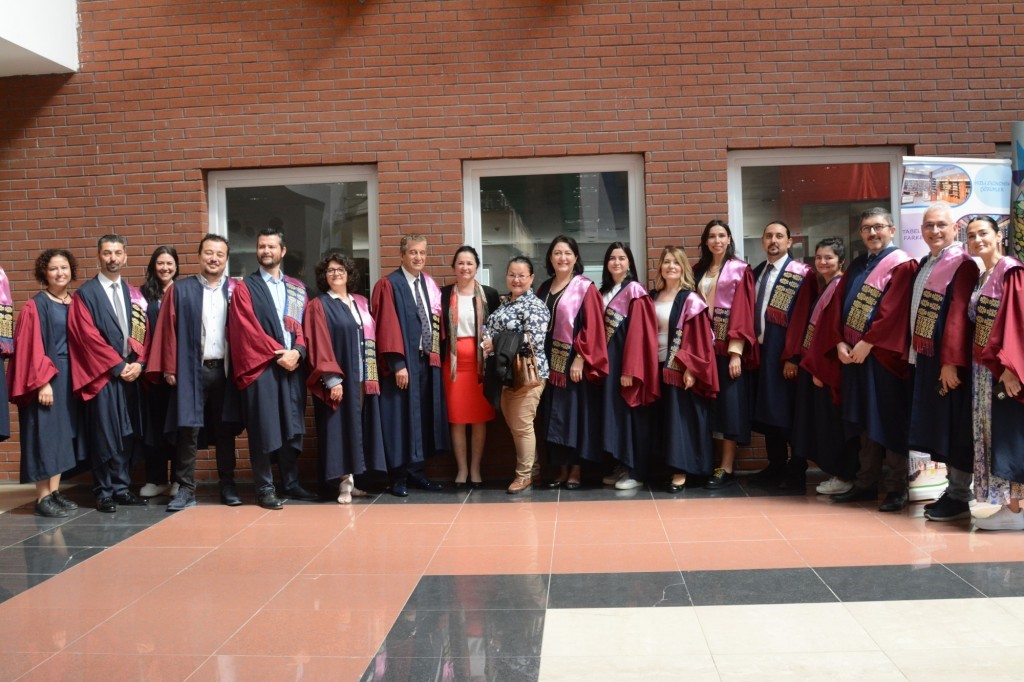 ANADOLU ÜNİVERSİTESİ ECZACILIK FAKÜLTESİ ÖĞRENCİLERİ MESLEĞE İLK ADIMLARINI ATACAKLARI YOLDA