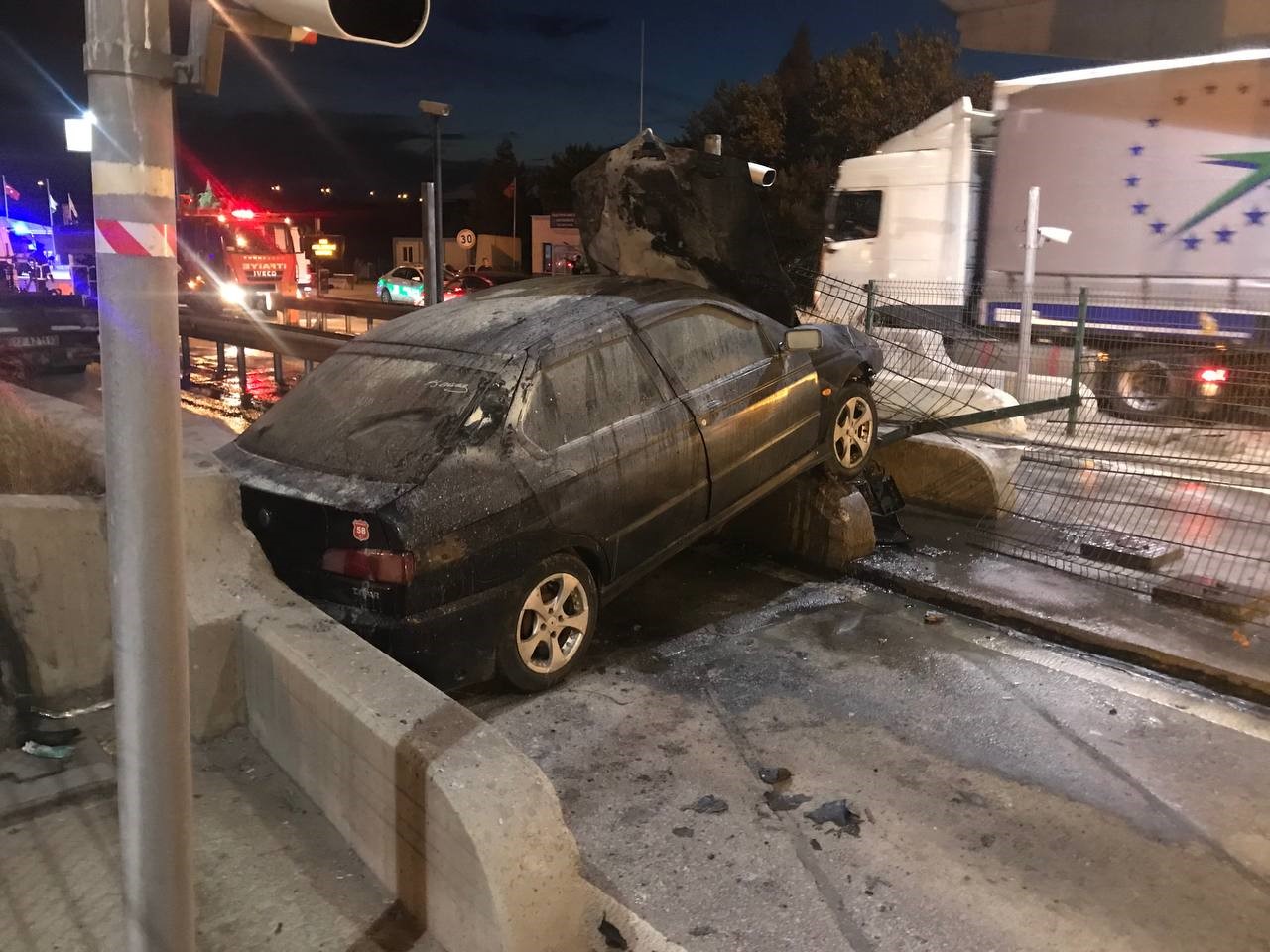 EDİRNE’DE GİŞELERE ÇARPAN ALKOLÜ SÜRÜCÜNÜN OTOMOBİLİ YANDI