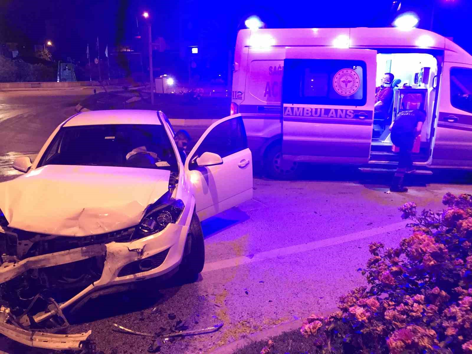 EDİRNE’DE İKİ OTOMOBİLİN ÇARPIŞMASI SONUCU MEYDANA GELEN KAZADA YARALANAN 2