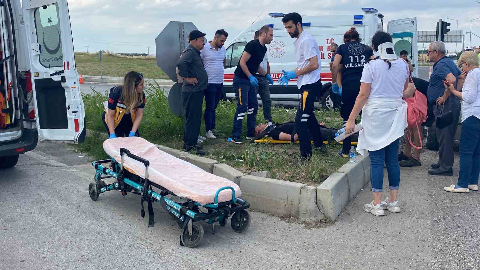 UZUNKÖPRÜ’DE  TRAFİK KAZASI OTOMOBİL KIRMIZI IŞIKTA GEÇEN ARACA ÇARPTI: