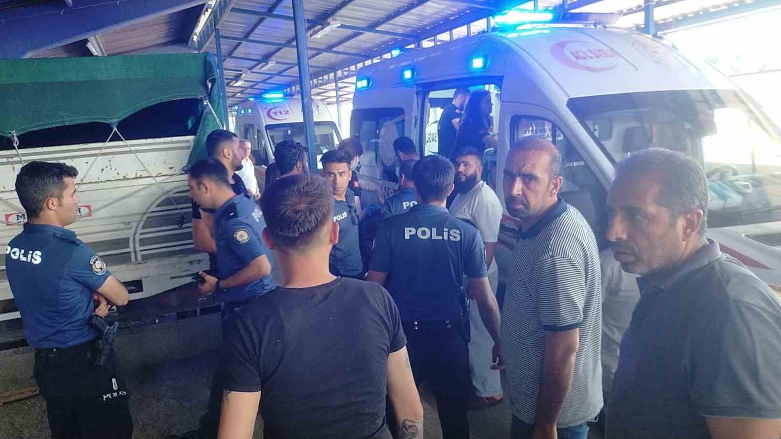 SEBZE-MEYVE PAZARINDA TAŞLI SOPALI KAVGA:2 YARALI