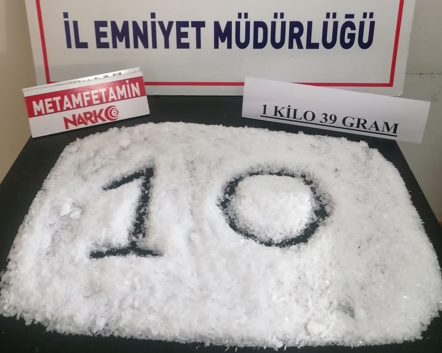 EDREMİT İLÇESİNDE POLİSİN TAKİBE ALDIĞI BİR KİŞİDEN BİR KİLOGRAMIN ÜZERİNDE