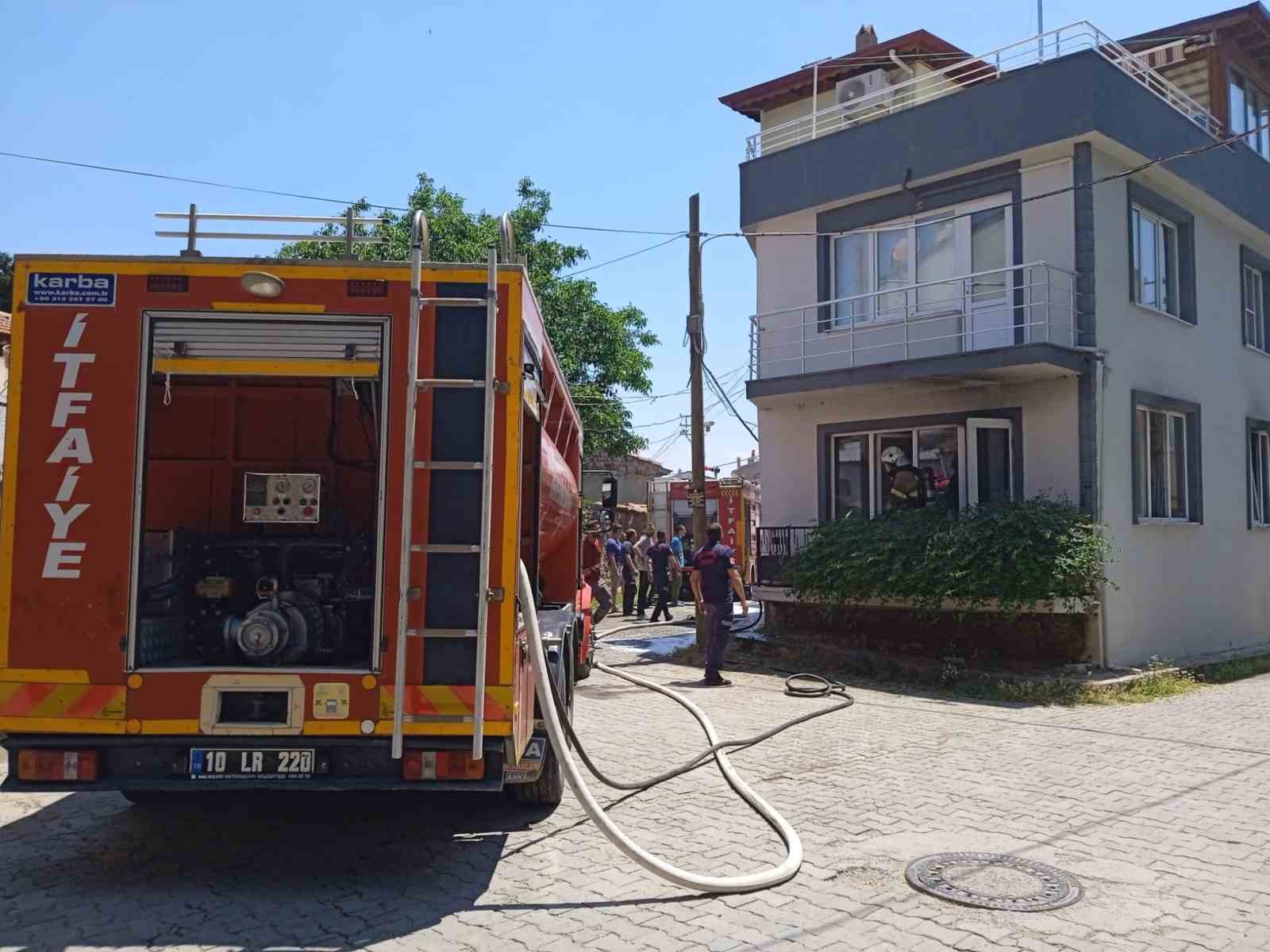 EDREMİT İLÇESİNDE ELEKTRİK KONTAĞINDAN ÇIKTIĞI TAHMİN EDİLEN YANGIN, APARTMANDA PANİĞE