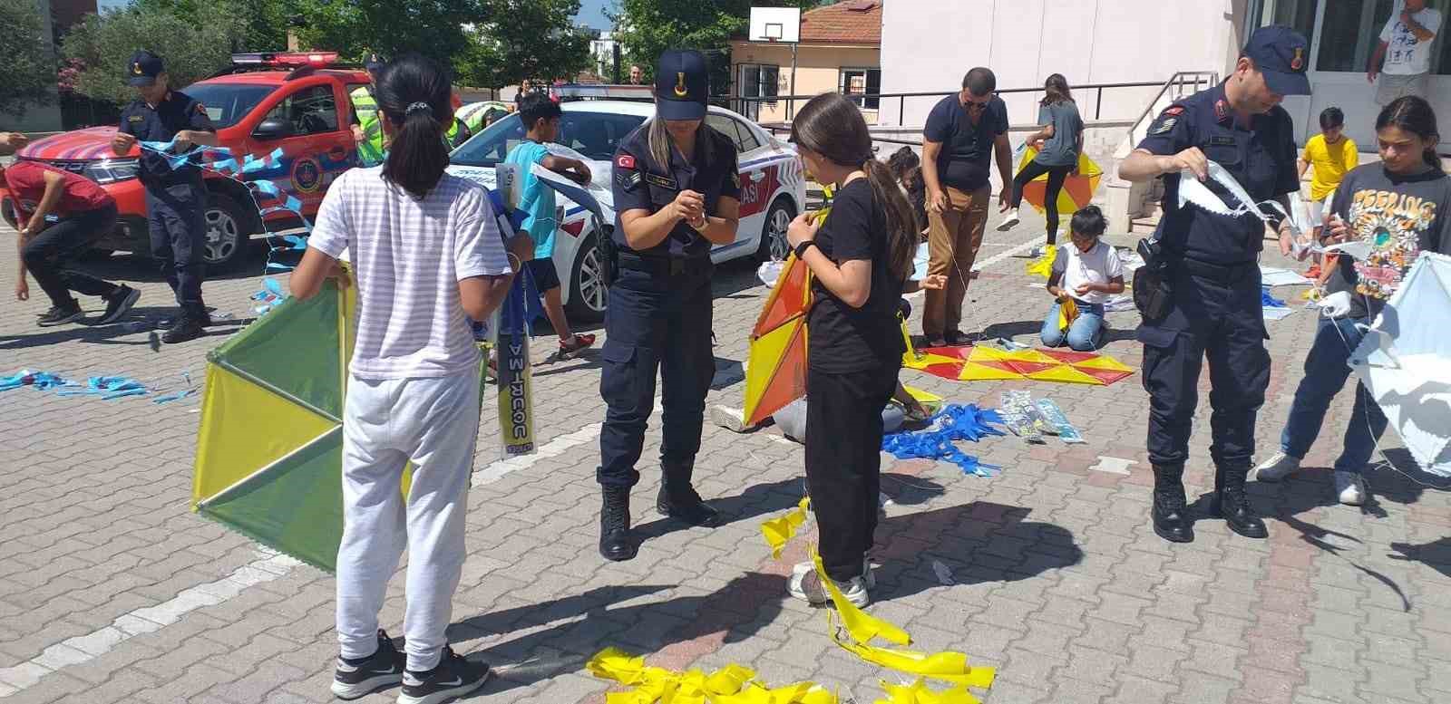 ÇOCUKLAR JANDARMA ABİ VE ABLALARIYLA BİRLİKTE UÇURTMA UÇURDU.
