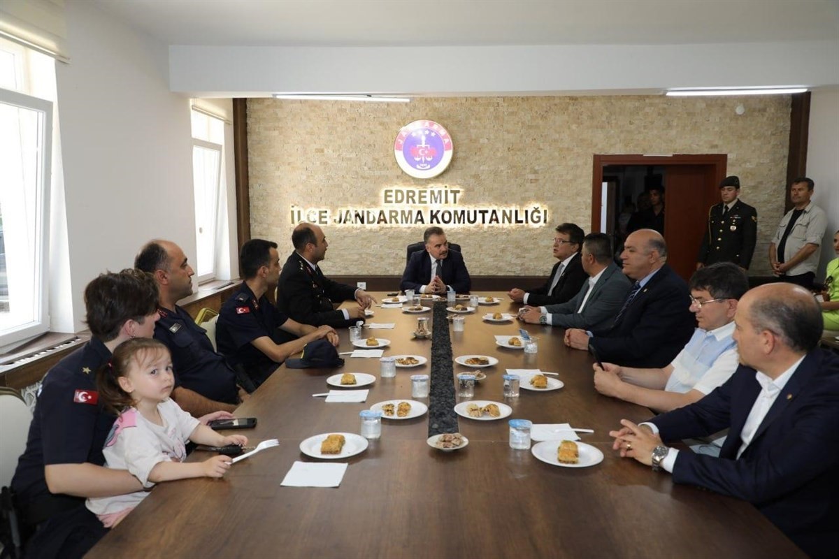 BALIKESİR’İN EDREMİT KAYMAKAMI AHMET ODABAŞ, KURBAN BAYRAMI MÜNASEBETİYLE, EDREMİT ÖĞRETMENEVİNDE