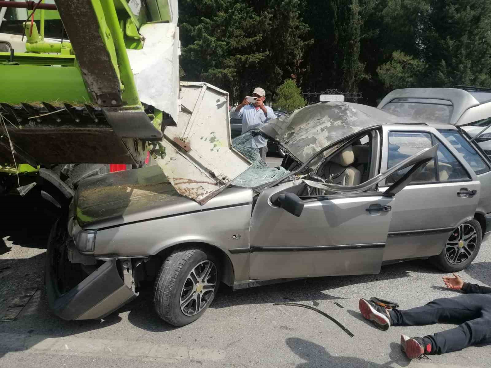 EDREMİT İLÇESİNDE MEYDANA GELEN KAZADA, OTOMOBİL BİÇERDÖVERİN ALTINA GİRDİ. KAZADA