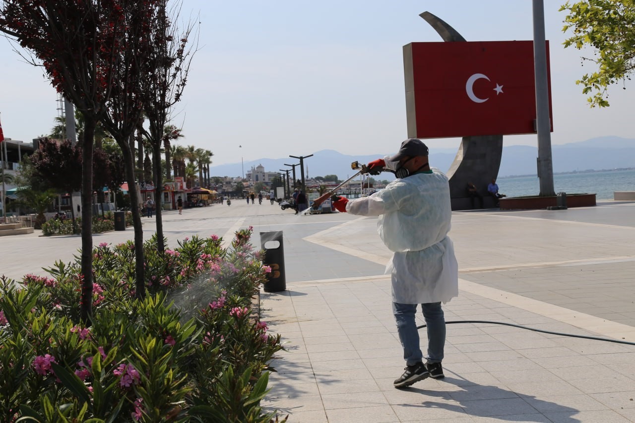 BALIKESİR’İN EDREMİT BELEDİYESİ, YAZ AYLARINDA SİNEK VE HAŞERELERİN ÜREMESİNE MÜSAİT