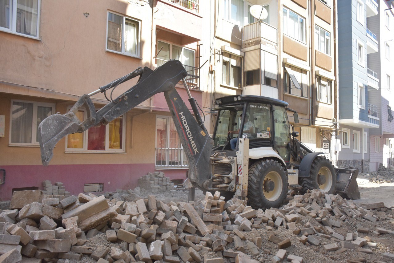 BALIKESİR’İN EDREMİT BELEDİYESİ DOĞALGAZ VE DİĞER ALTYAPI ÇALIŞMALARINDAN DOLAYI BOZULAN